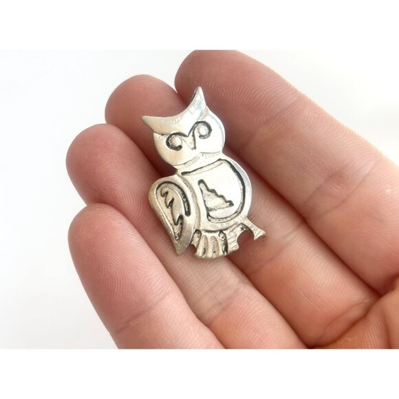 Hand Carved Tiny Owl Southwest Style Pewter Silver Toned Vintage Brooch Pin - Picture 6 of 9